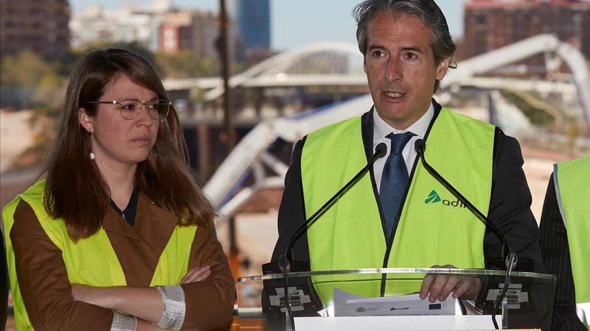 El ministro De la Serna, en una visita de obra a la Sagrera, en abril del 2018, junto a la teniente de alcalde Janet Sanz