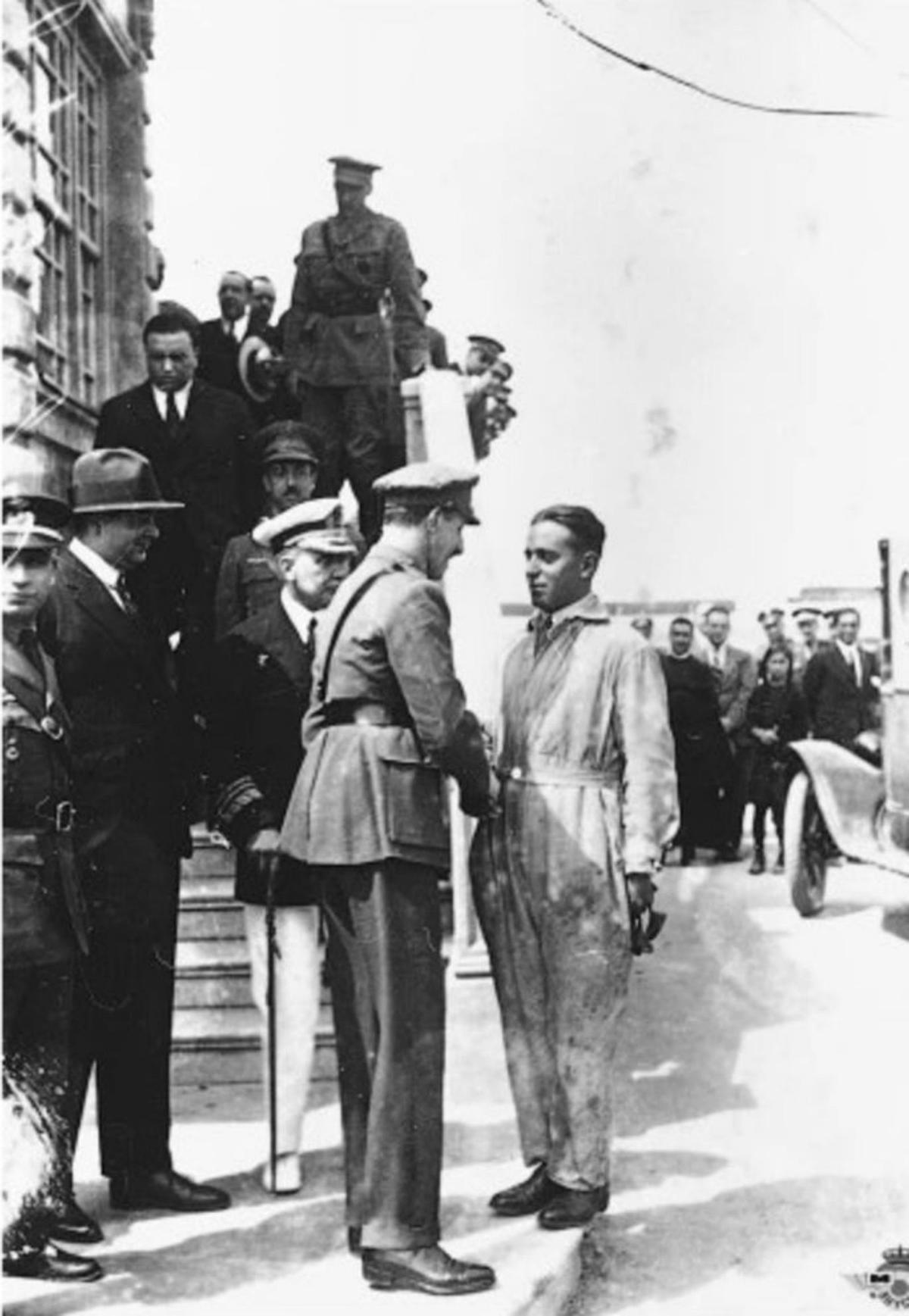 Alfonso XIII saludando al aviador Loriga en presencia de La Cierva y otras personalidades en la prueba del C-VI Bis autogiro. |   // AHEA