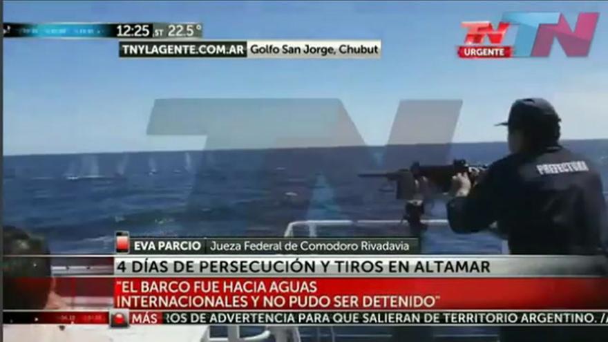 Los guardacostas se enfrentaron al pesquero que faenaba en aguas argentinas