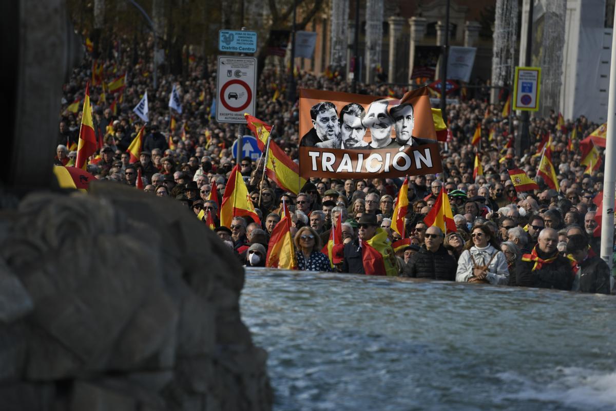 Miles de personas claman contra el Gobierno de Sánchez en Madrid | FOTOS