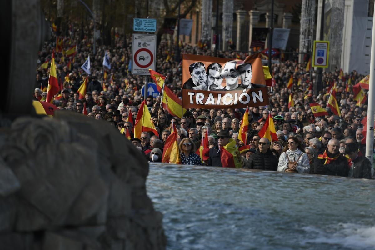 MADRID, 21/01/2023.- Miles de personas llenan esta sábado la plaza de Cibeles de Madrid con banderas de España, convocadas por diversas asociaciones para protestar contra el Gobierno de Pedro Sánchez y en defensa de la Constitución. EFE/Víctor Lerena