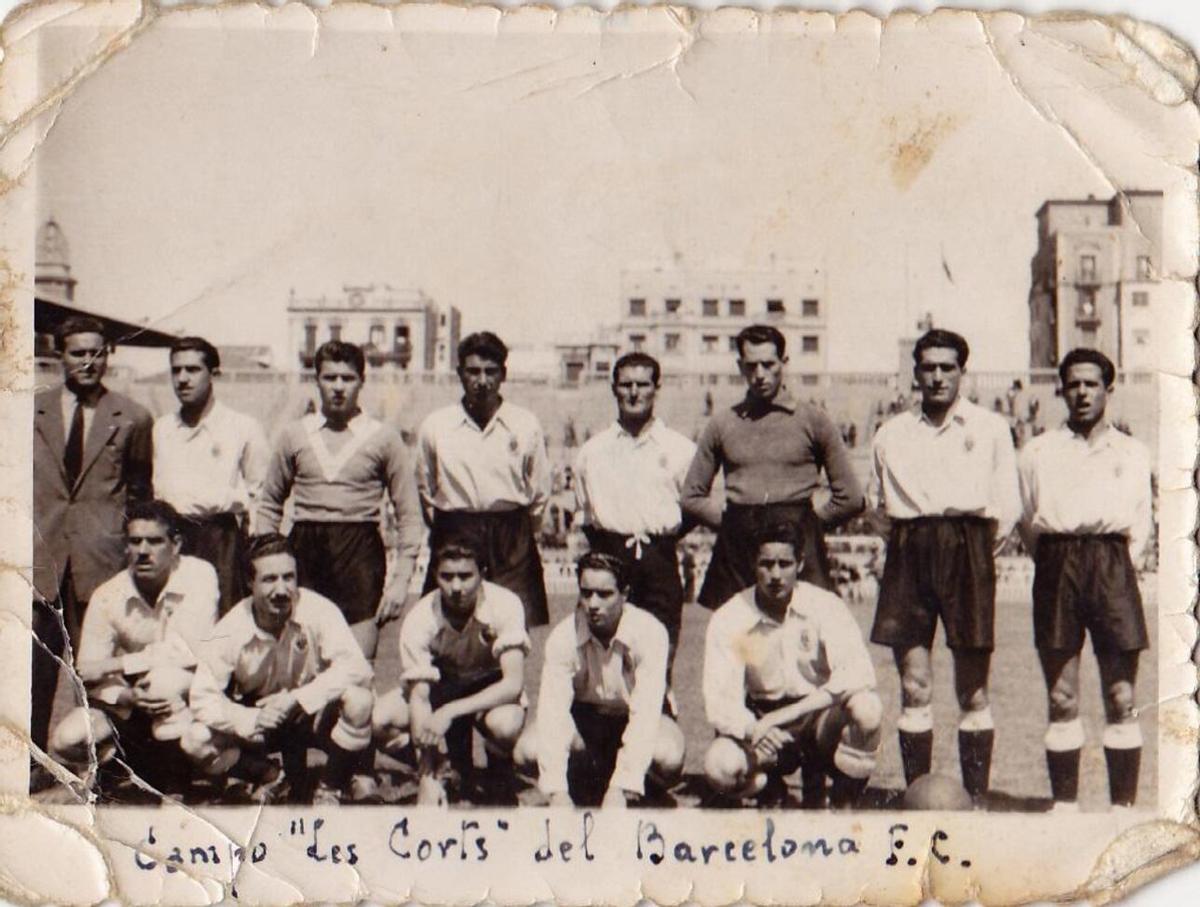 Equipo del Villarreal en el campo de Les Corts de Barcelona.