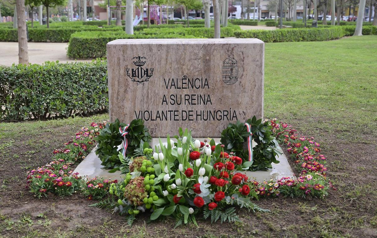 Monolito inaugurado en València.