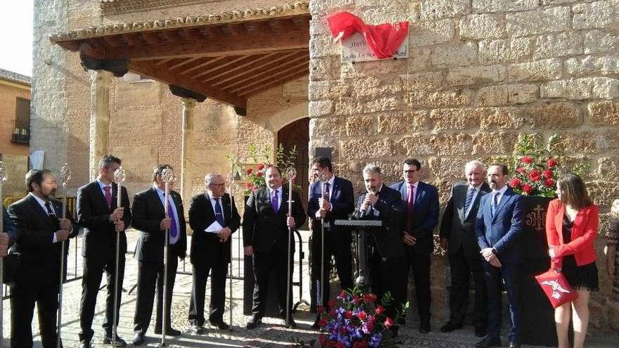 De la Fuente se dirige desde el atril a los invitados en la inauguración de la plaza de Jesús Nazareno.