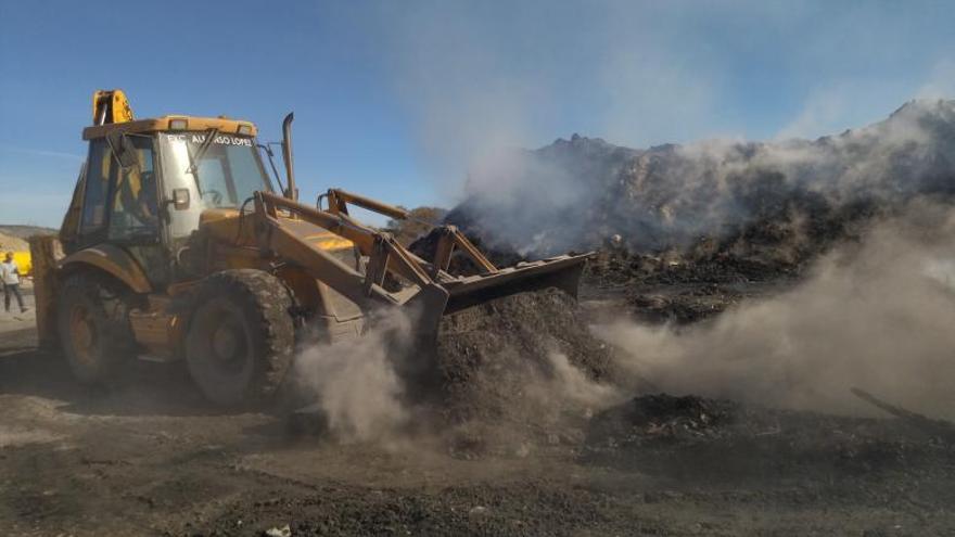 Una de las máquinas separa los rescoldos y cenizas para ir reduciendo el incendio