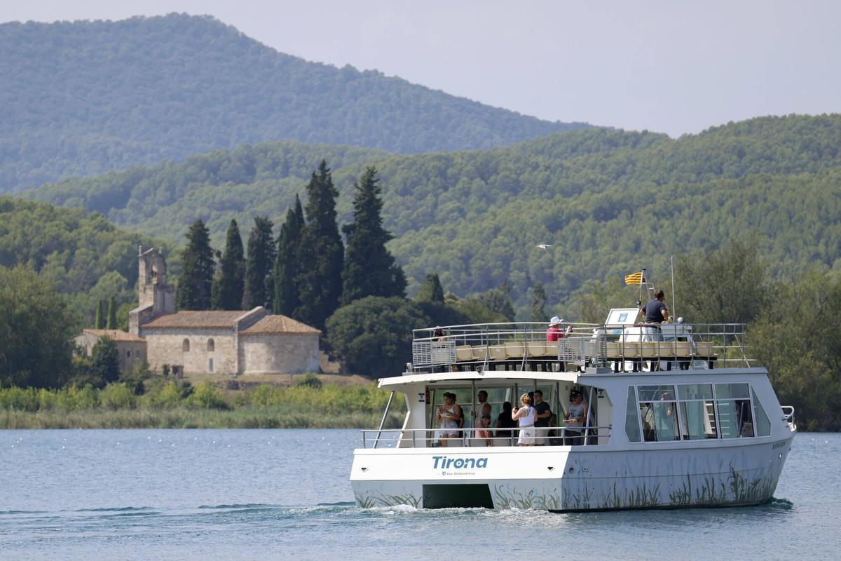 Les imatges del retorn de La Tirona a l'Estany de Banyoles Les imatges del retorn de La Tirona a l'Estany de Banyoles