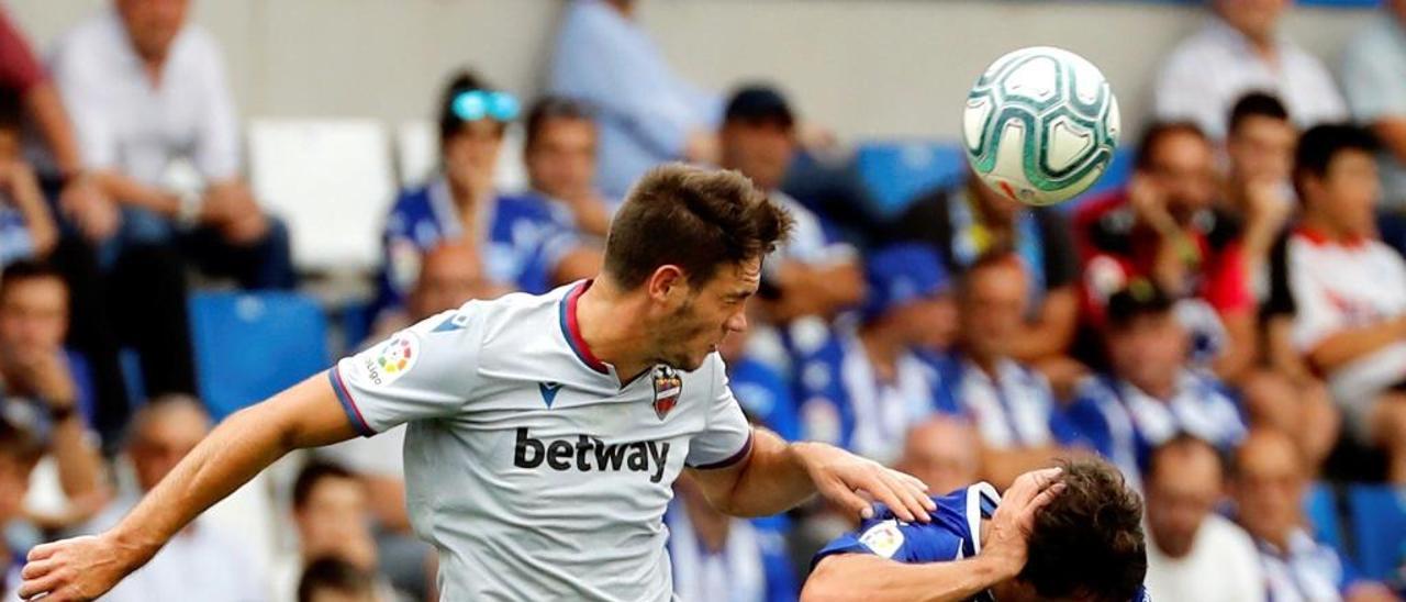 Vukcevic disputa un balón este pasado domingo en Mendizorroza ante el centrocampista del Alavés, Manu García.