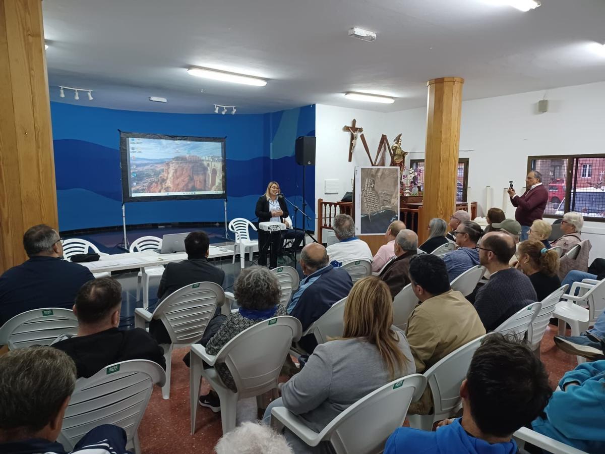 La alcaldesa Vanesa Martín presentó la jornada ciudadana anoche ante numeroso público.