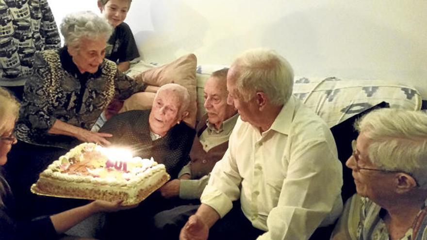 La homenajeada, con su pastel de cumpleaños, en la celebración realizada en su casa de Vila.