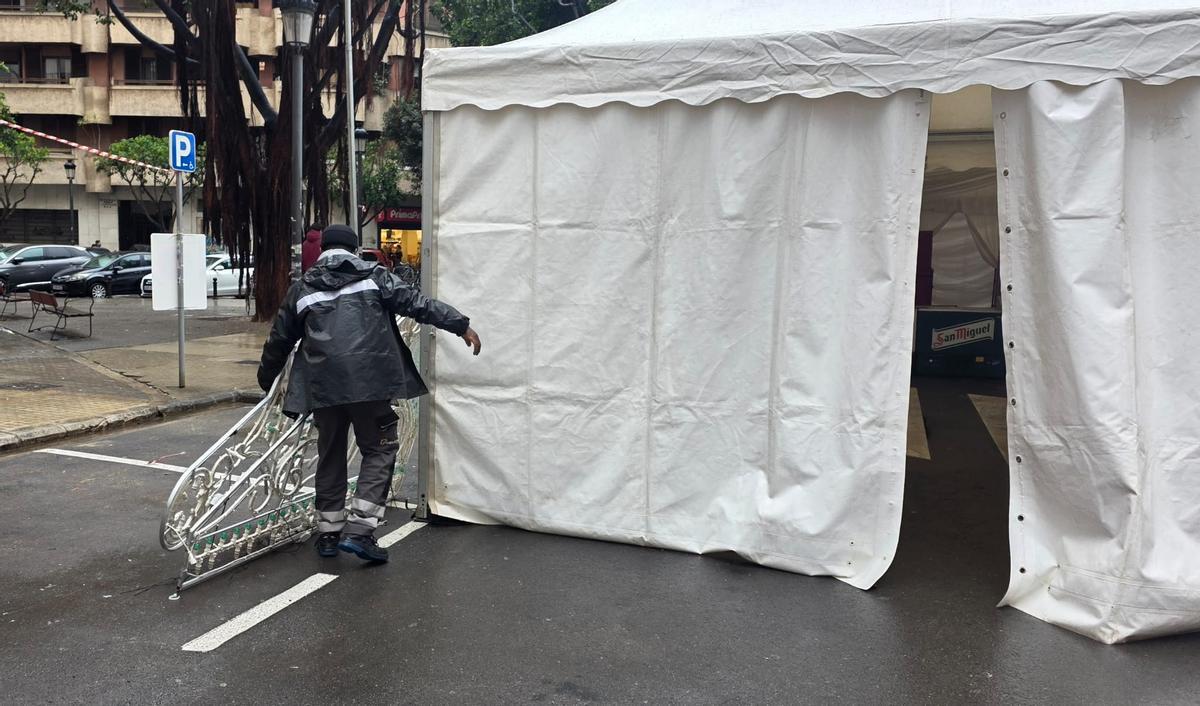 La iluminación fallera instalada entre las calles Marvà y Albacete que se ha retirado.