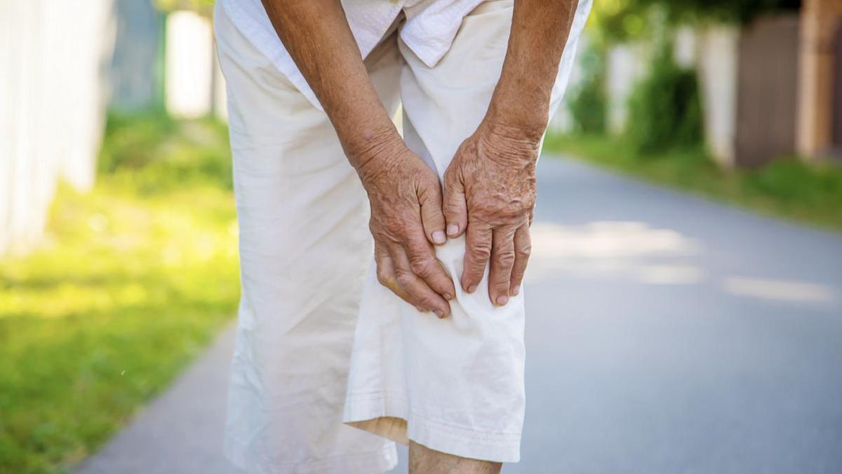 ¿Te duelen las piernas al caminar? Podrías sufrir enfermedad arterial periférica.