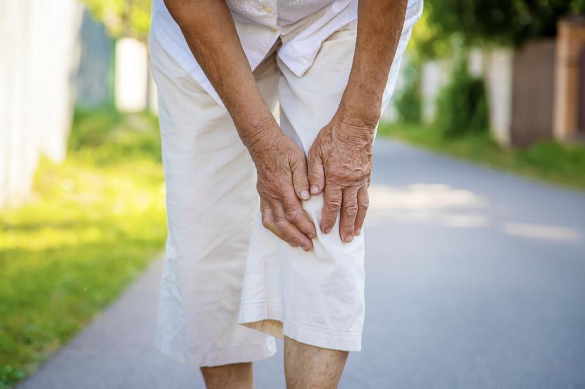 ¿Te duelen las piernas al caminar? Podrías sufrir enfermedad arterial periférica.