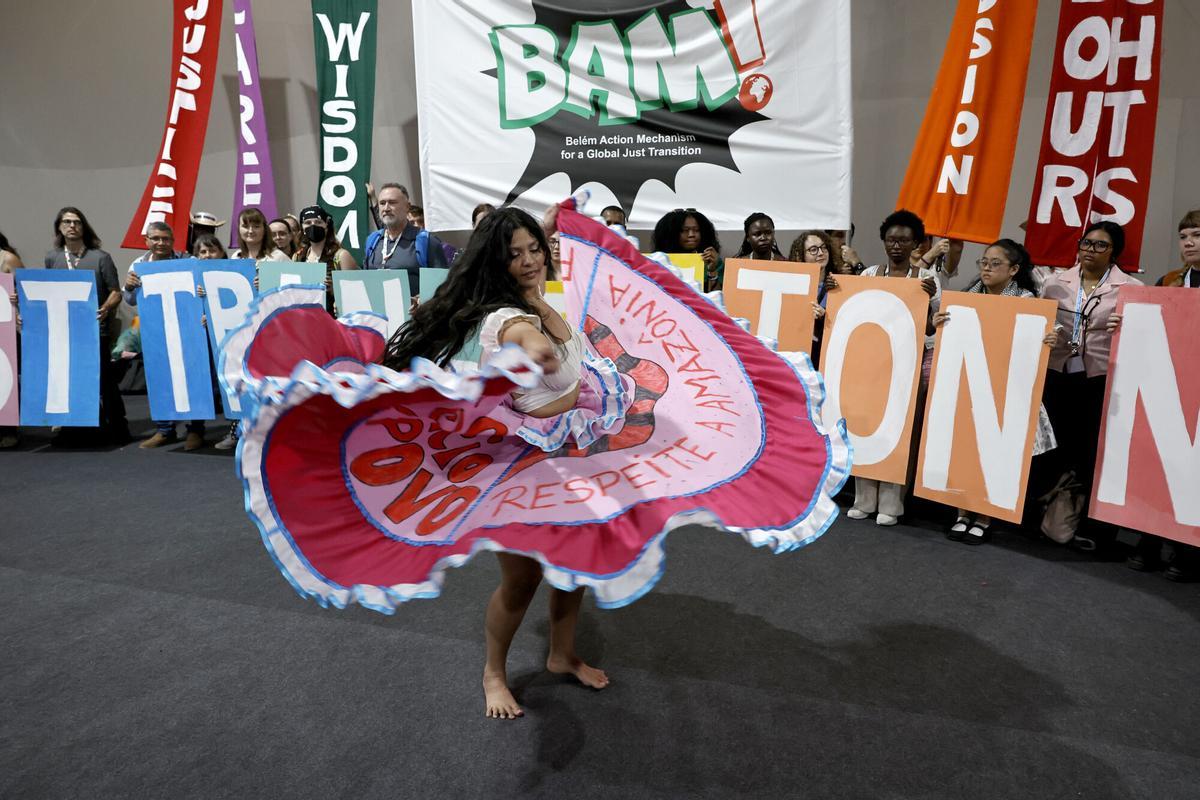 Una protesta frente a la cumbre del clima de Belém, durante la segunda jornada de negociaciones del encuentro.