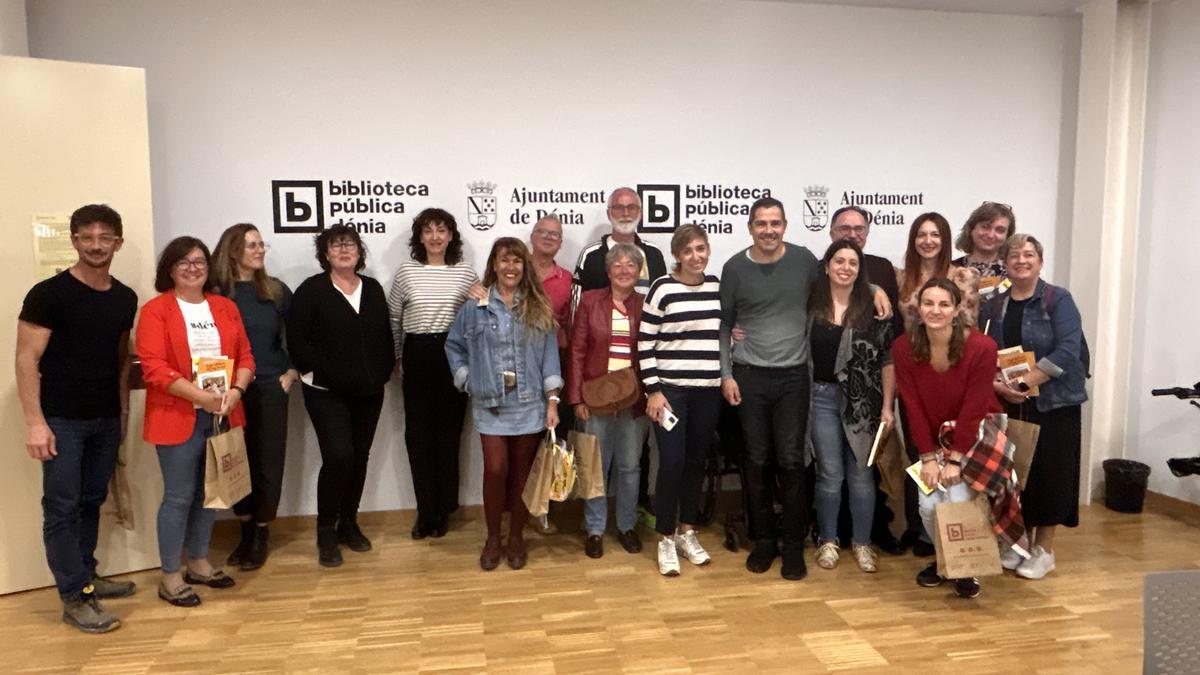 Los participantes en el taller junto a los escritores Empar Ferrer y Miguel Ángel Císcar