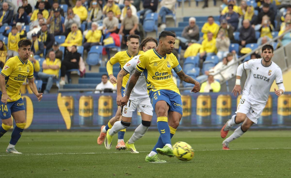 Momento en el que Jonathan Viera lanza el penalti, que posteriormente iría dedicado a Tino