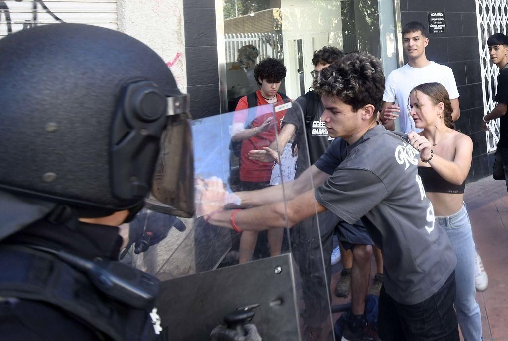 Todas las imágenes de la protesta por la Ebau y las cargas policiales junto a la Consejería de Educación