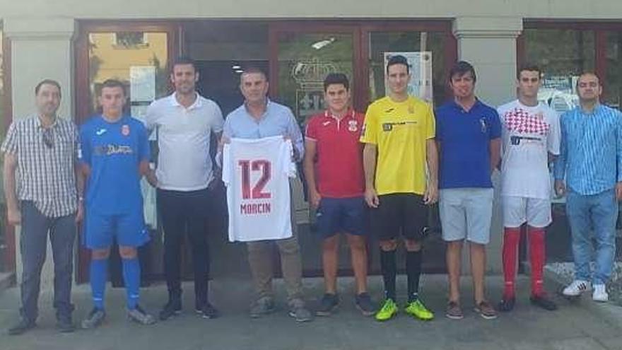 La presentación de las camisetas en el Ayuntamiento de Morcín.