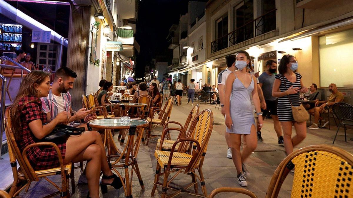 Terrazas abiertas en una céntrica calle de Sitges, el pasado 15 de agosto al anochecer