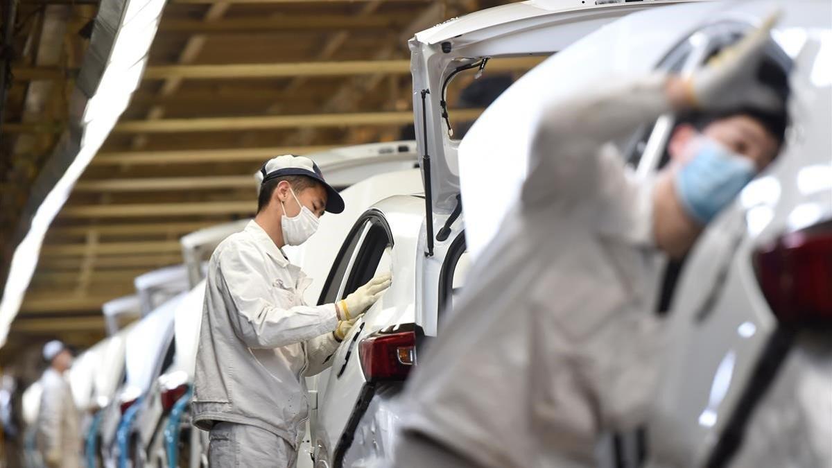 Trabajadores en la línea de ensamblaje de la planta de Dongfeng Honda de Wuhan, este lunes.