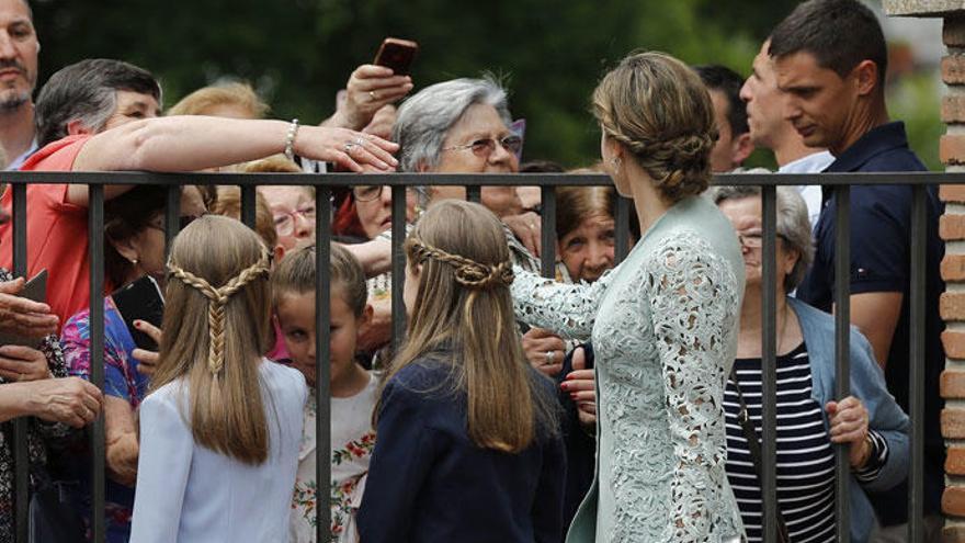 La Reina, junto a sus hijas, en la comunión de la Infanta Sofía