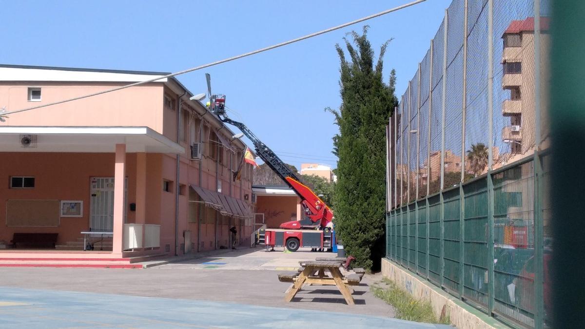 Los bomberos durante su intervención en la tarde de este miércoles en el colegio Gabriel Miró