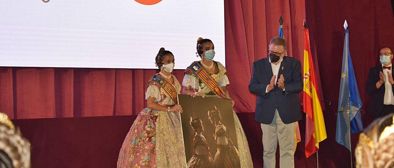 Sandra Perís y Alicia Pallardó, junto al alcalde Jesús Ros, en el acto de despedida oficial. | A.T.