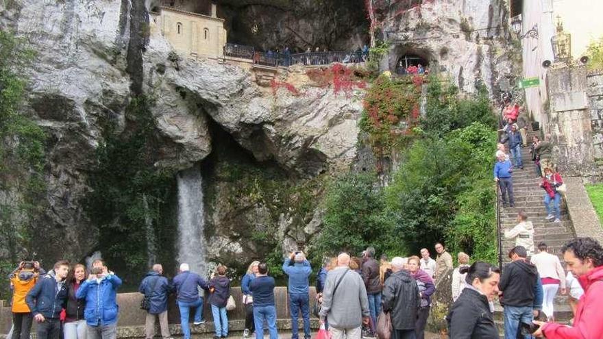 Turistas, ayer, fotografiando &quot;el Chorrón&quot; de Covadonga, desaparecido desde hacía semanas.