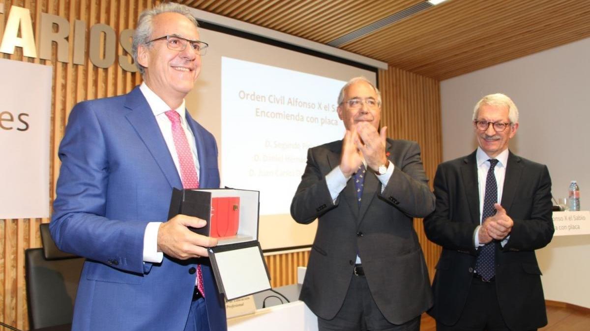 El rector de la UEx recibe la Orden Civil de Alfonso X el Sabio y la medalla de oro de la Crue