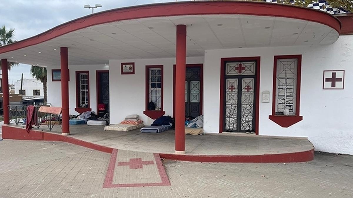 Exterior de la caseta de Cruz Roja, donde se apostaban temporeros.