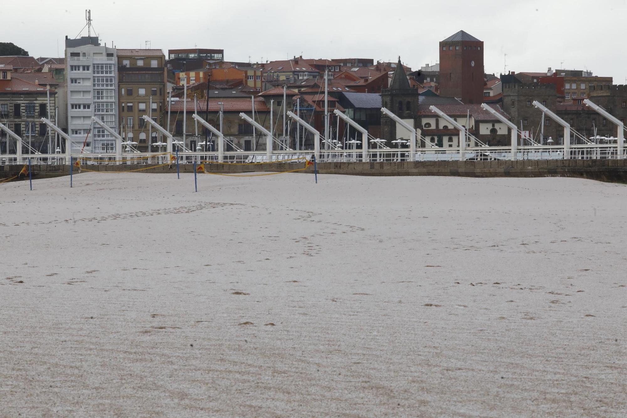 El granizo cubre la playa de Poniente