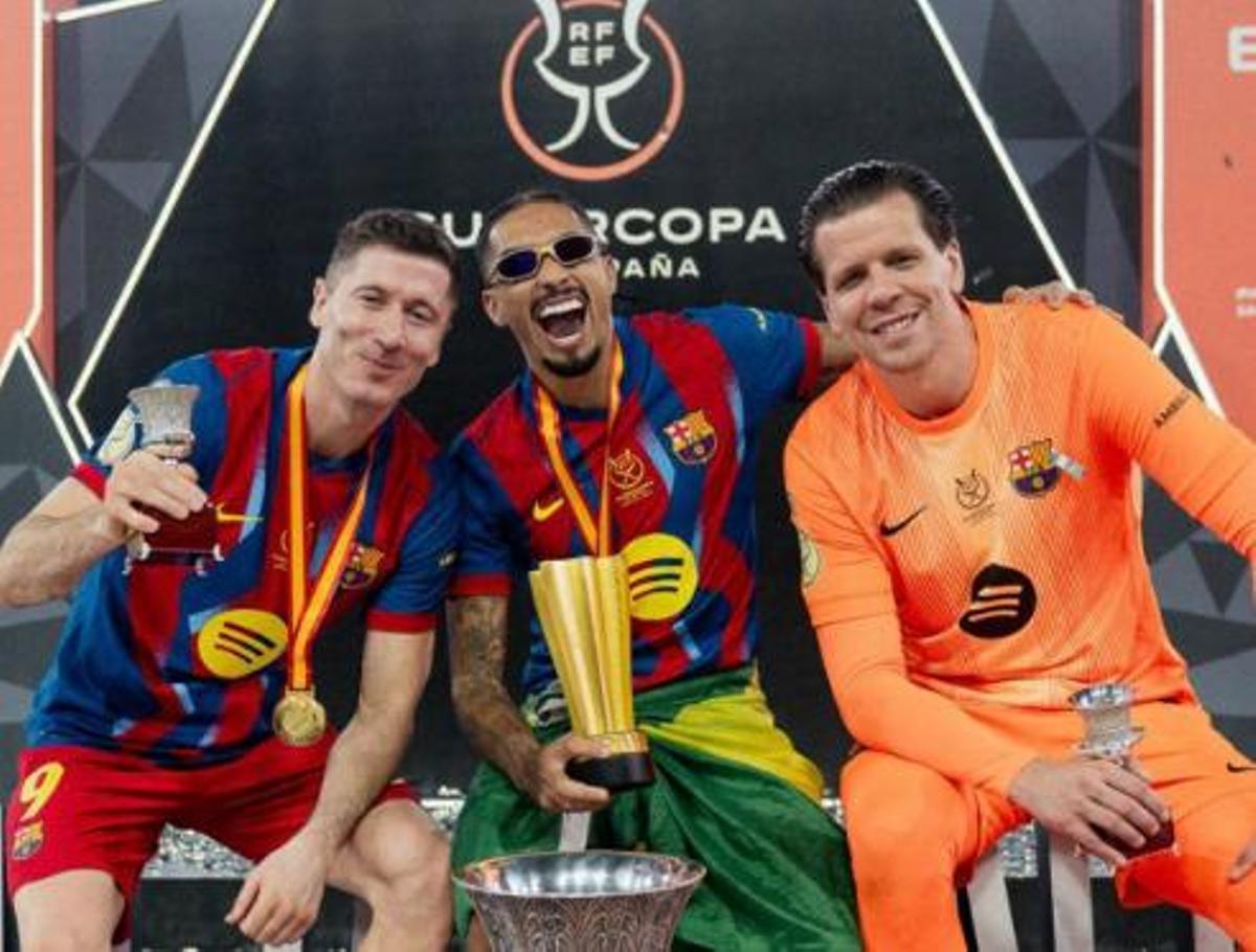 Szczesny celebrando la Supercopa junto a Lewandowski y Raphinha