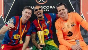 Szczesny celebrando la Supercopa junto a Lewandowski y Raphinha