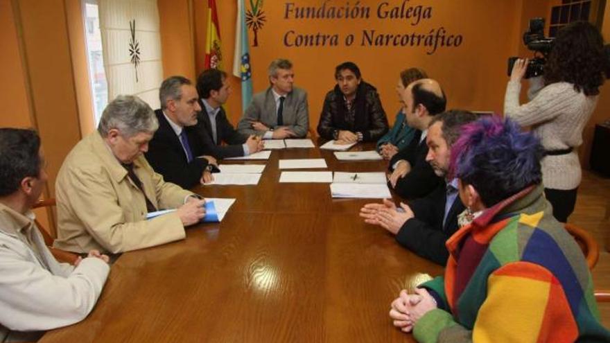 Alfonso Rueda se reunió con la directiva de la Fundación Galega contra o Narcotráfico y las autoridades políticas de Vilagarcía.  // J.L.Oubiña