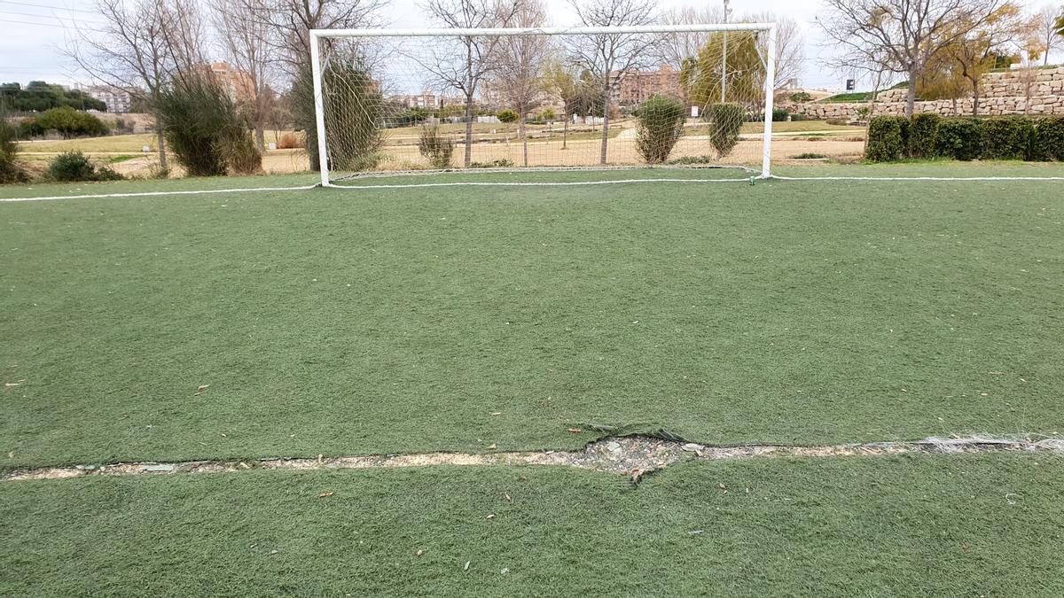 Campo de fútbol en mal estado del parque Adolfo Suárez