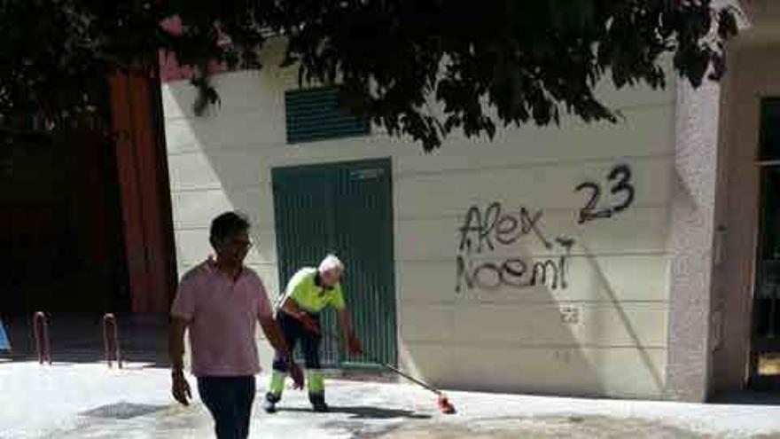 Un barrendero limpia la zona llena de aceite.