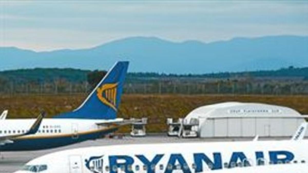 Unos pasajeros bajan de un avión de Ryanair en Girona.