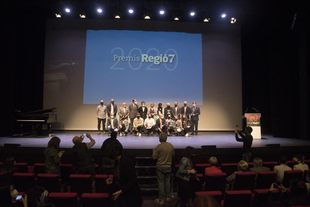 Fotografia de grup de tots els premiats, amb les autoritats i representants de Regió7