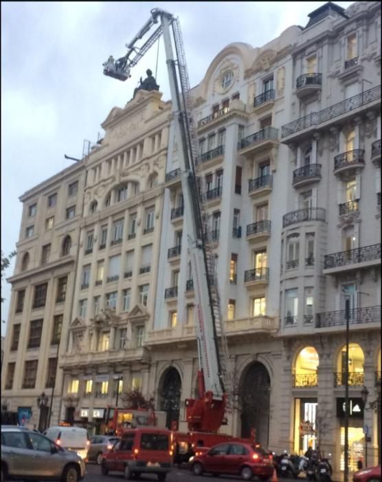 Preparativos: comprobación de las cornisas de la Plaza del Ayuntamiento.