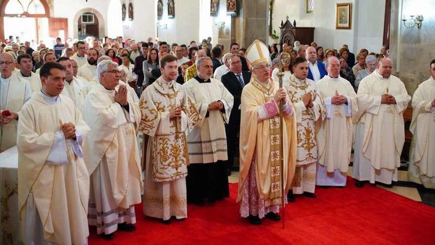 Los nuevos diáconos, detrás del obispo de Lugo, al terminar los oficios en la iglesia lalinense. // Bernabé