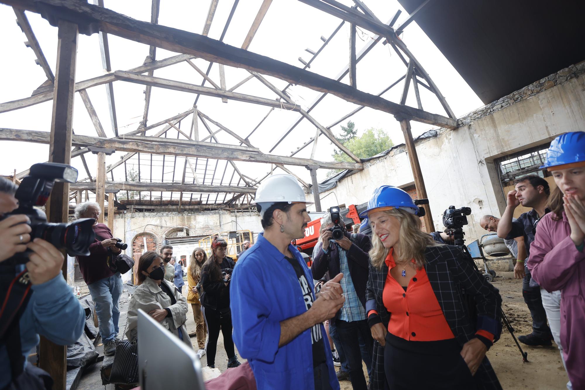 EN IMÁGENES: Así fue la visita de Yolanda Díaz y Rodrigo cuevas a las obras del teatro La Benéfica, en Infiesto