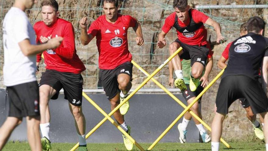 Fontás, Jonny y Jozabed, durante un entrenamiento en A Madroa. // Cristina Graña