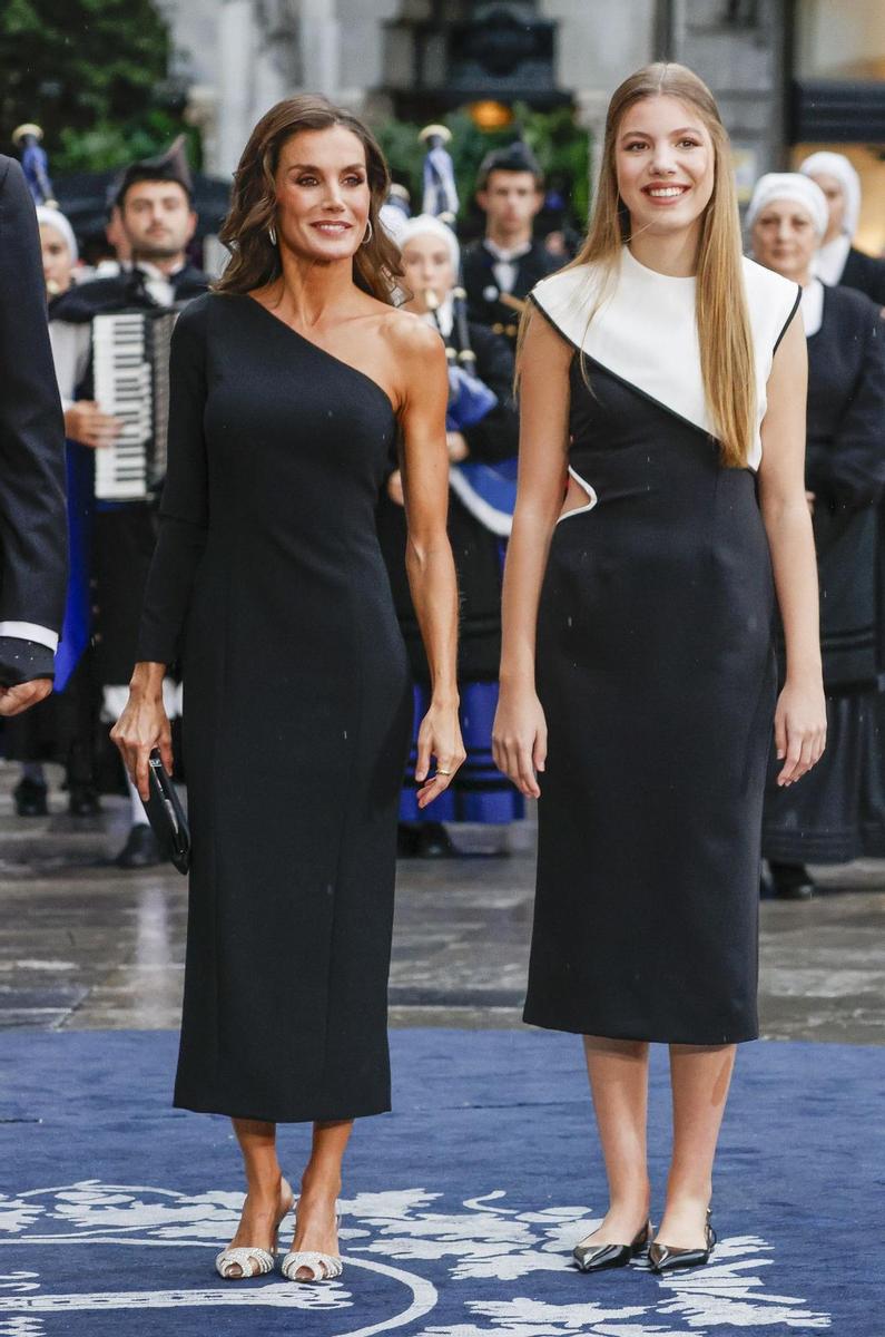 La reina Letizia y la infanta Sofía durante los Premios Princesa de Asturias 2023.