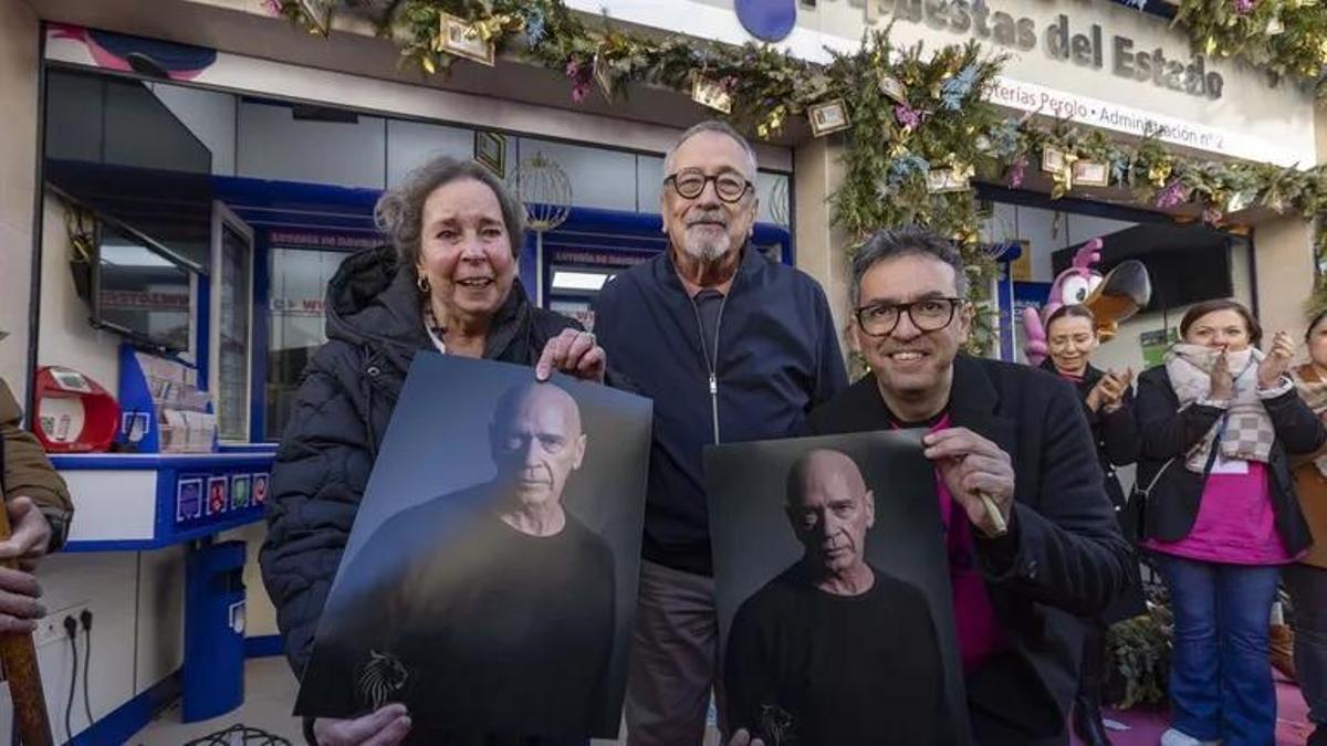 El gerente de la administración de lotería El Perolo, Miguel Ángel Zapata (derecha), la hermana de Clive Arrindell, Alison Stevenson (izquierda) y su mejor amigo Jhon Yapp (centro), durante el homenaje que le han rendido este lunes al «calvo de la lotería».