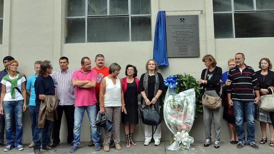 Miembros de la Asociación de Checos y Eslovacos de Asturias, ayer, delante de la placa.