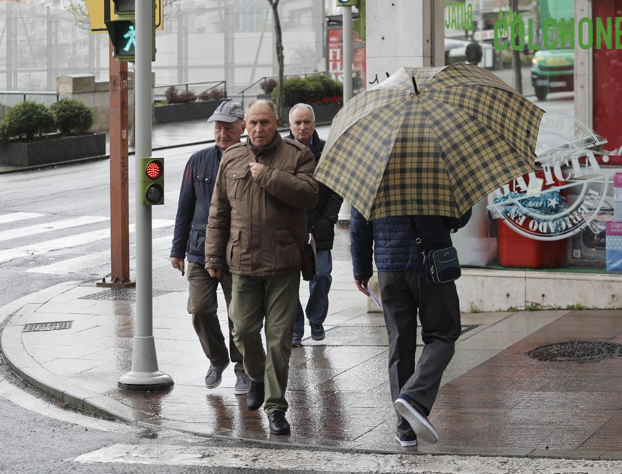 Vuelve la lluvia a Galicia tras un mes seco. Lluvia. Paraguas. Temporal. 22 febrero 2023. Alba Villar