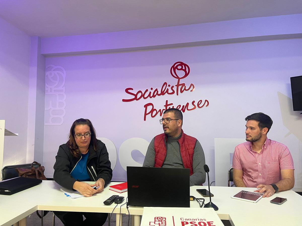 Zebenzuí González (centro), secretario de Organización del PSOE de Puerto de la Cruz.