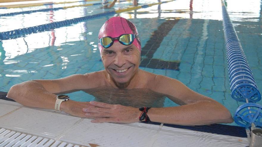 El nadador Mario López regresa a la piscina tras su tercer trasplante de riñón fallido con la Triple Corona Cíes-Baiona como meta