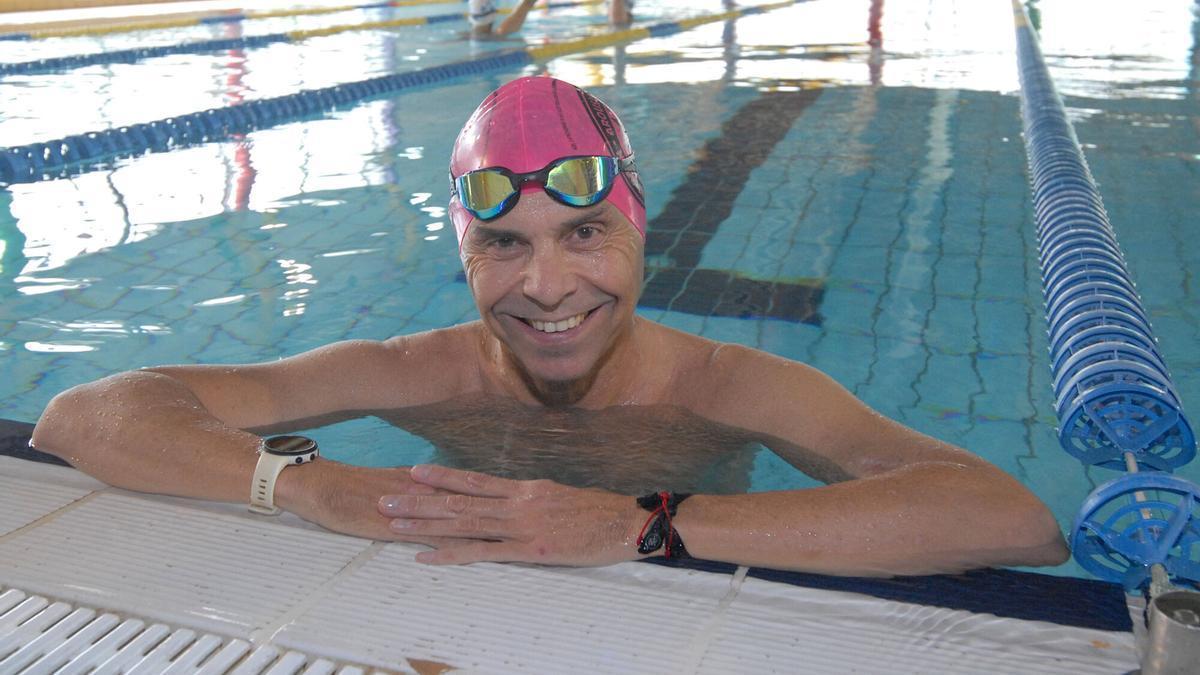 El nadador Mario López regresa a la piscina tras su tercer trasplante de riñón fallido con la Triple Corona Cíes-Baiona como meta