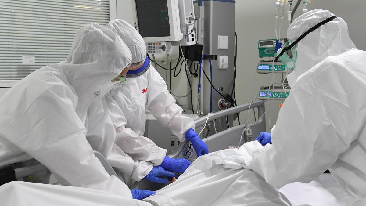Sanitaris amb un pacient a la UCI de l&#039;Hospital de Manresa (Althaia).