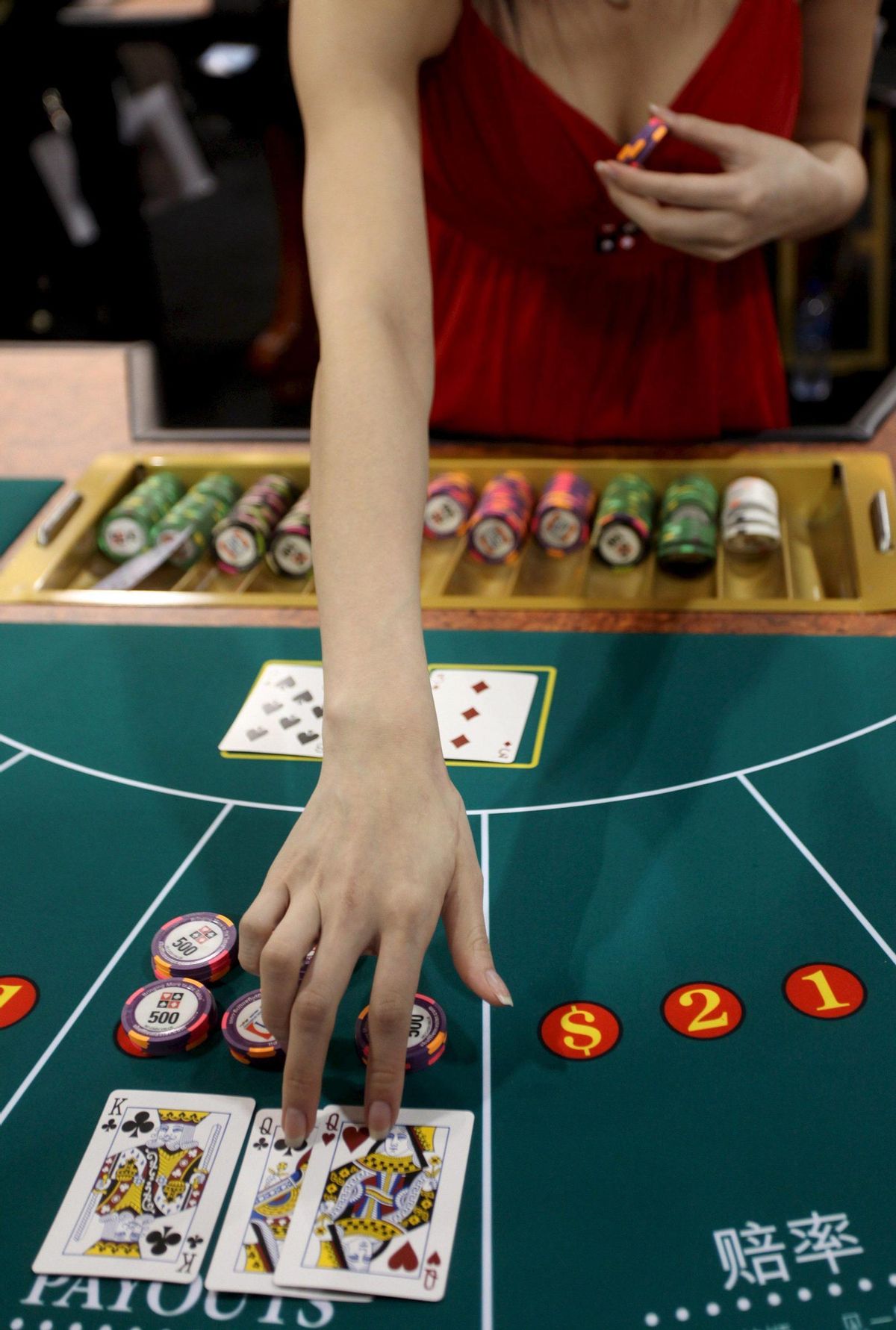 Una joven juega a las cartas